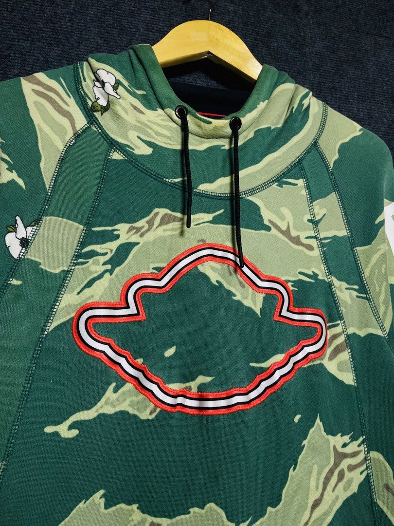 Jordan Flight Camou Hoodie (Category: Coats, Jackets and Outerwear) located in Baguio. Submitted by onyol.items (Listing ID 1460465666, Image 2). Description: Condition: Excellent Dimension: 29 Length 23Width Size: Large Issue: Small scratch Color rate: 9.5 .