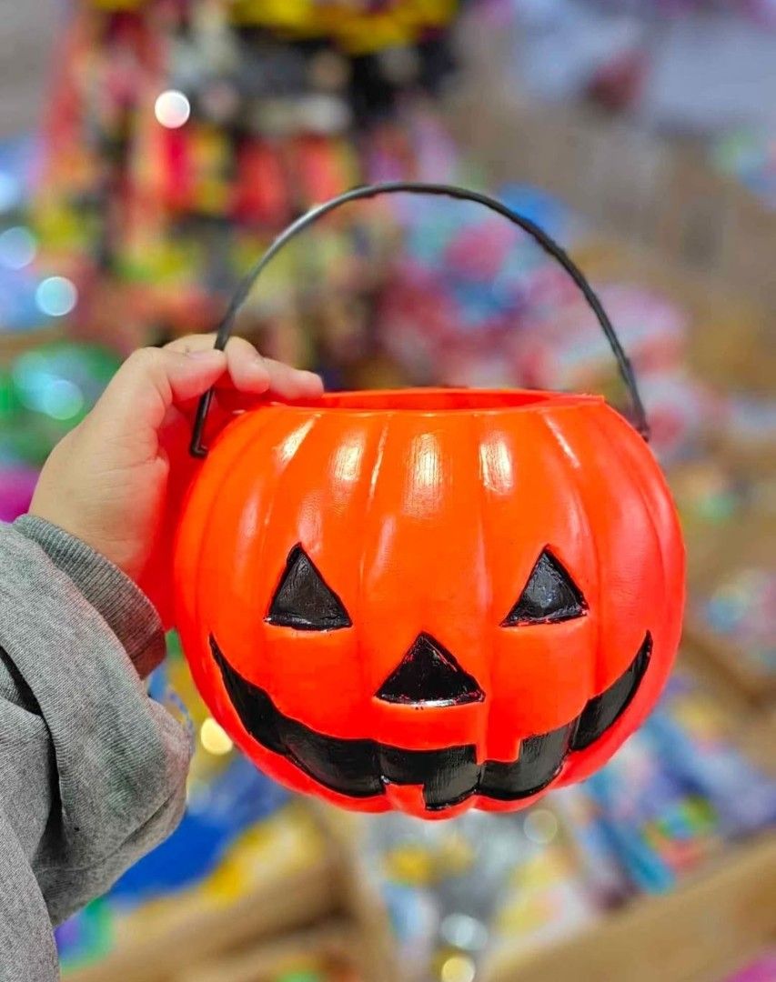Jumbo Halloween Pumpkin Candy Basket (Category: Gift Baskets & Hampers) located in Manila. Submitted by kent_kurtonlineshop (Listing ID 1460305987, Image 3). Description: Discount For Wholesale Available Round Orange Oval Orange.