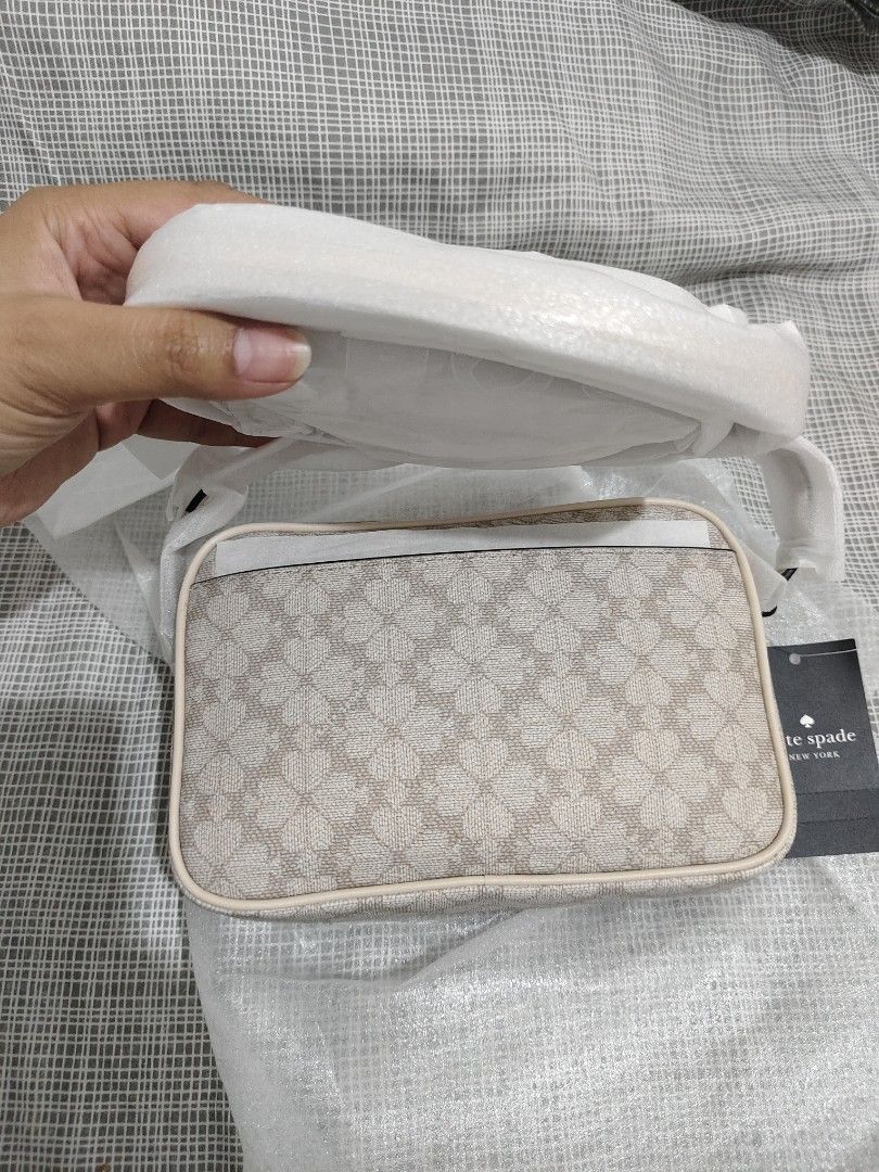 Kate Spade Mini Camera Bag Spade Flower Beige (Category: Cross-body Bags) located in Davao. Submitted by ranne11 (Listing ID 1460344956, Image 2). Description: Brand-new sealed onhand .