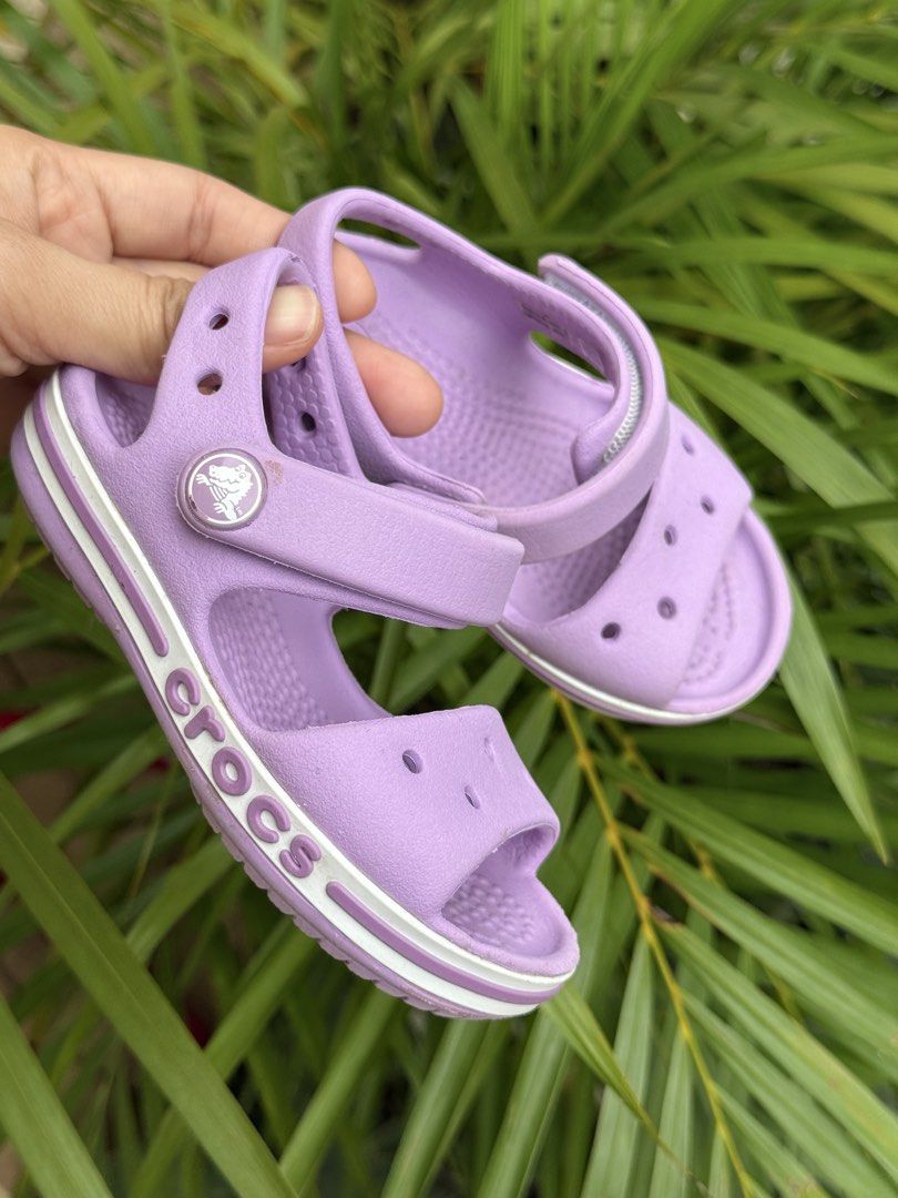 Kids' Purple Crocs Sandals Size 5 (Category: Babies & Kids Fashion) located in Rizal. Submitted by kaikoomi (Listing ID 1460325579, Image 3). Description: - Cute purple Crocs sandals - Easy velcro strap closure - Soles show minor signs of wear, good overall condition - Perfect for playtime and everyday adventures - Comfy and practical for little ones.