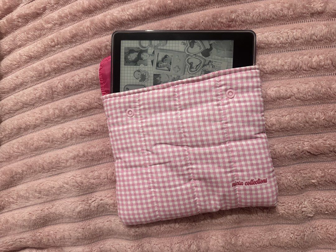 Kindle pouch | pink pouch (Category: Purses & Pouches) located in Malabon City. Submitted by viysells (Listing ID 1460411221, Image 1). Description: bought from tiktok shop can fit paperwhite and basic sf will be shouldered by buyer.