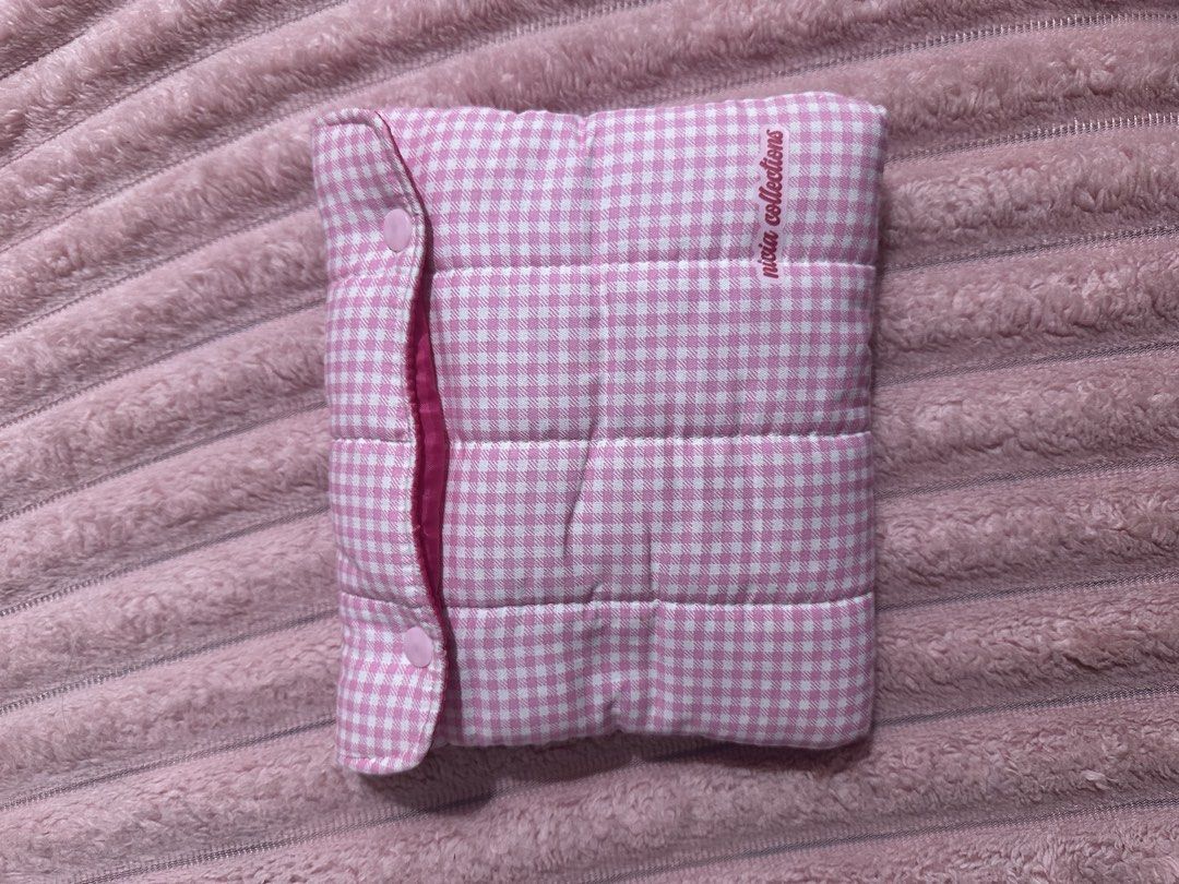 Kindle pouch | pink pouch (Category: Purses & Pouches) located in Malabon City. Submitted by viysells (Listing ID 1460411221, Image 2). Description: bought from tiktok shop can fit paperwhite and basic sf will be shouldered by buyer.