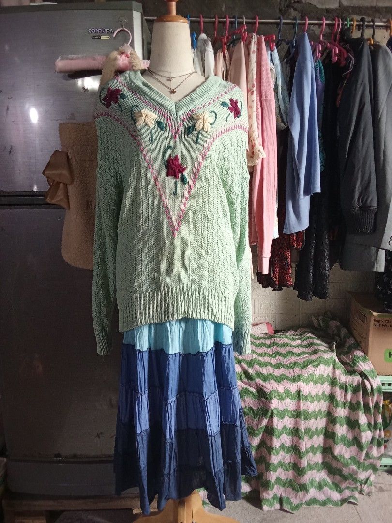Knitted sweater (Category: Coats, Jackets and Outerwear) located in Meycauayan. Submitted by midori021 (Listing ID 1460341275, Image 2). Description: may shoulder pads free size.