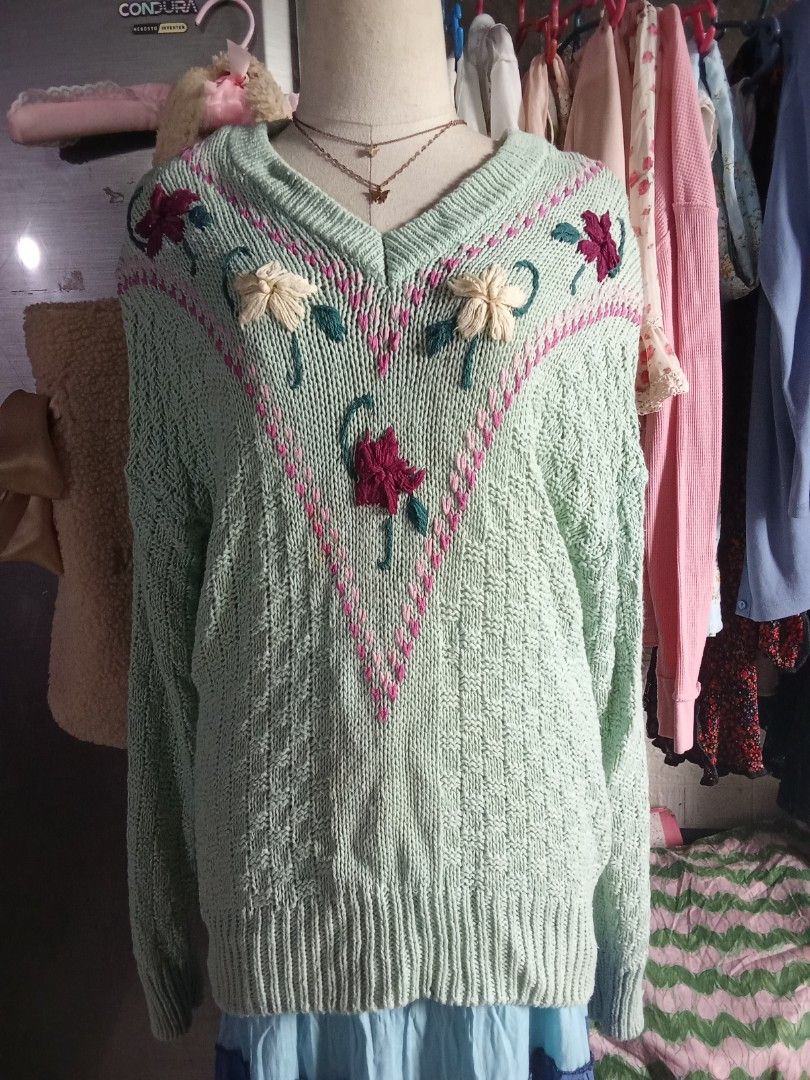 Knitted sweater (Category: Coats, Jackets and Outerwear) located in Meycauayan. Submitted by midori021 (Listing ID 1460341275, Image 1). Description: may shoulder pads free size.