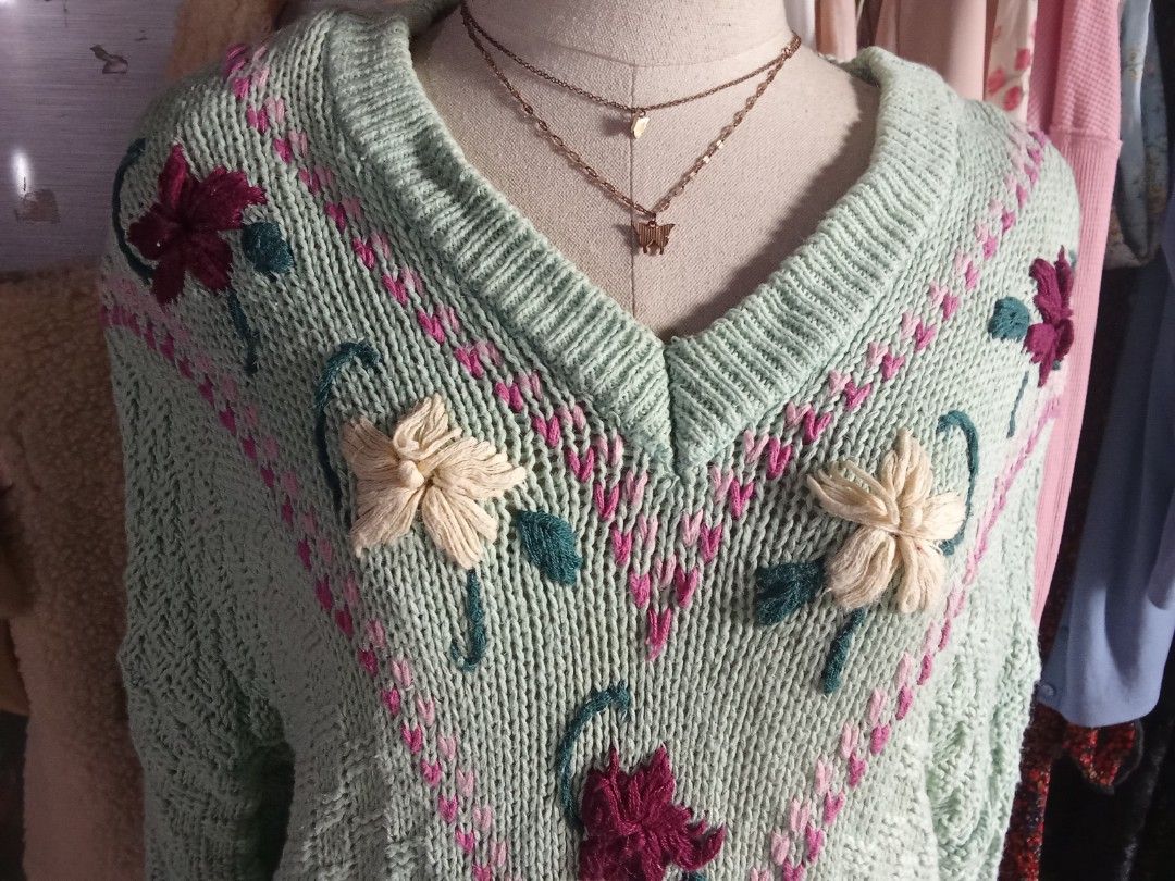 Knitted sweater (Category: Coats, Jackets and Outerwear) located in Meycauayan. Submitted by midori021 (Listing ID 1460341275, Image 3). Description: may shoulder pads free size.