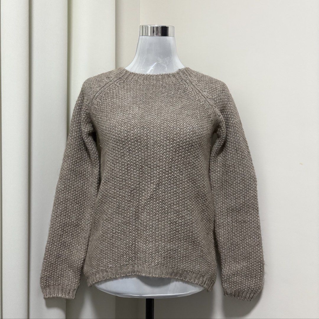 Knitted Sweater (Category: Longsleeves) located in Angeles City. Submitted by declutteredcloset_ (Listing ID 1460431381, Image 1). Description: .