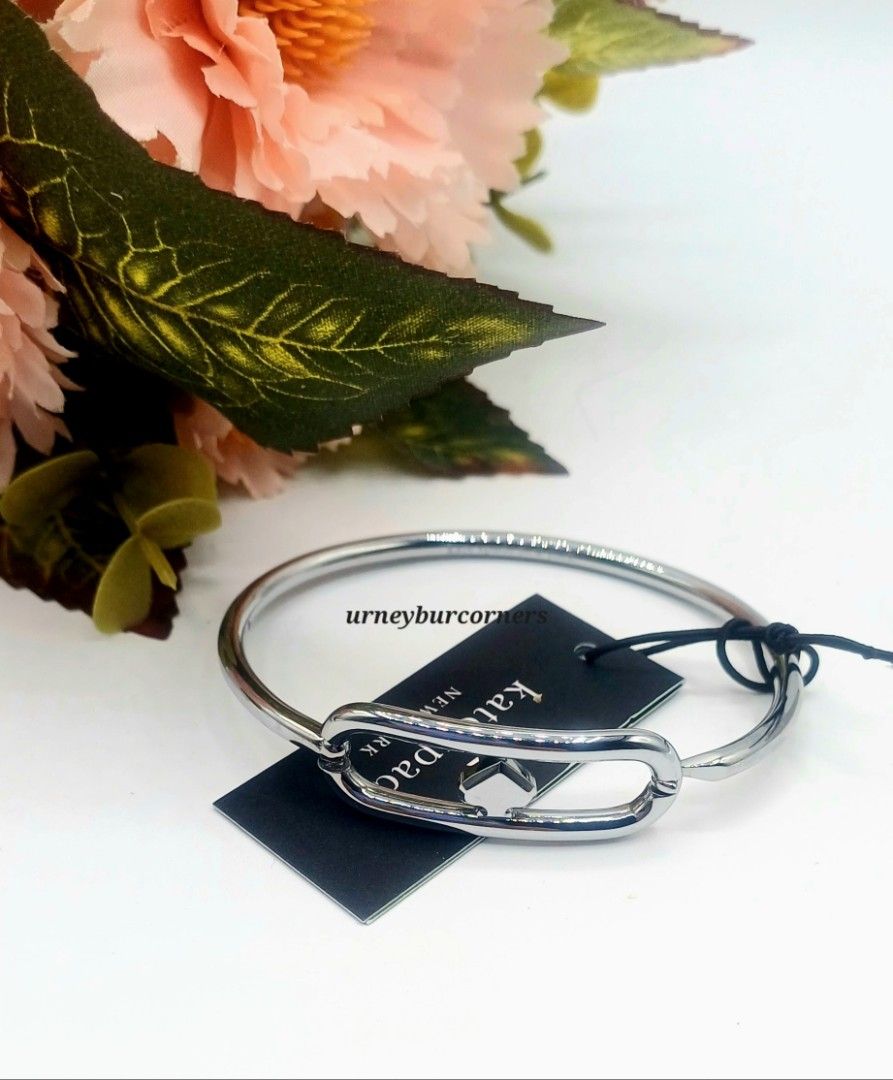 KS CUT THE CHASE OVAL SPADE BANGLE (Category: Bracelets) located in Imus. Submitted by urneyburcorners (Listing ID 1460457386, Image 2). Description: Silver Bangle Stainless Steel Push Clap Closure.