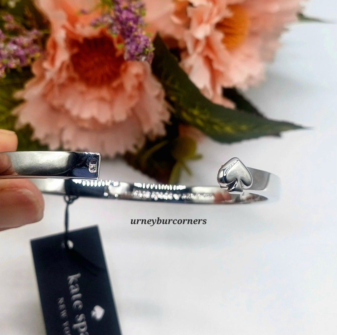 KS EVERYDAY SPADE SILVER BANGLE (Category: Bracelets) located in Imus. Submitted by urneyburcorners (Listing ID 1460464548, Image 2). Description: Made of plated metal, features a hinged closure and an oval shape, making it easy to put on and comfortable to wear..