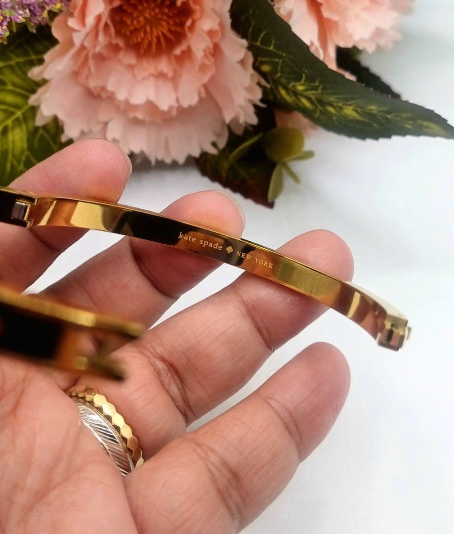 KS SPOT THE SPADE BANGLE BLACK AND GOLD COMBI (Category: Bracelets) located in Imus. Submitted by urneyburcorners (Listing ID 1460466419, Image 3). Description: Bnmangle bracelet Band Width: 5mm Materials: Cubic zirconia, Enamel Features: Hinge with push clasp closure plated metal.