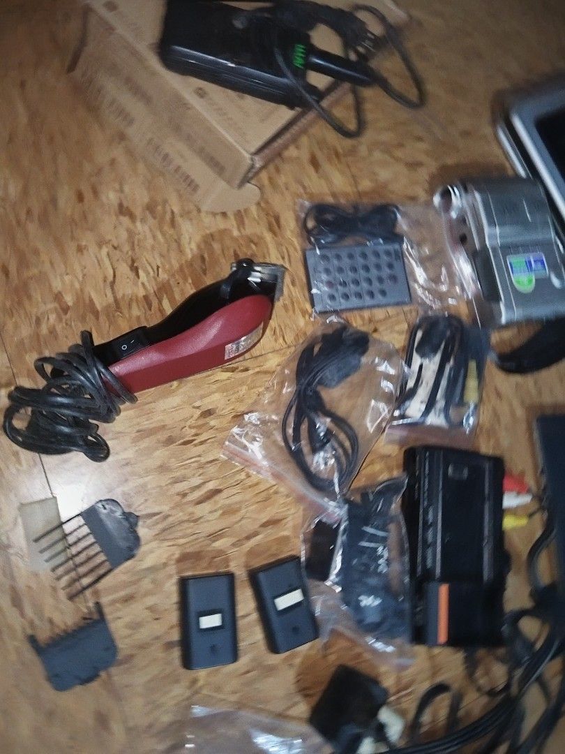 LAPTOP SCRAP BUNDLE SET PRICE (FIX PRICE) (Category: Desktops) located in Quezon City. Submitted by kuuselasy53849 (Listing ID 1460426461, Image 3). Description: FIXED PRICE TAKE IT OR LEAVE IT. COMPAQ WEIGHING ROUGHLY ESTIMATE 3KILO PICK UP AREA TOMAS MORATO Q.C.