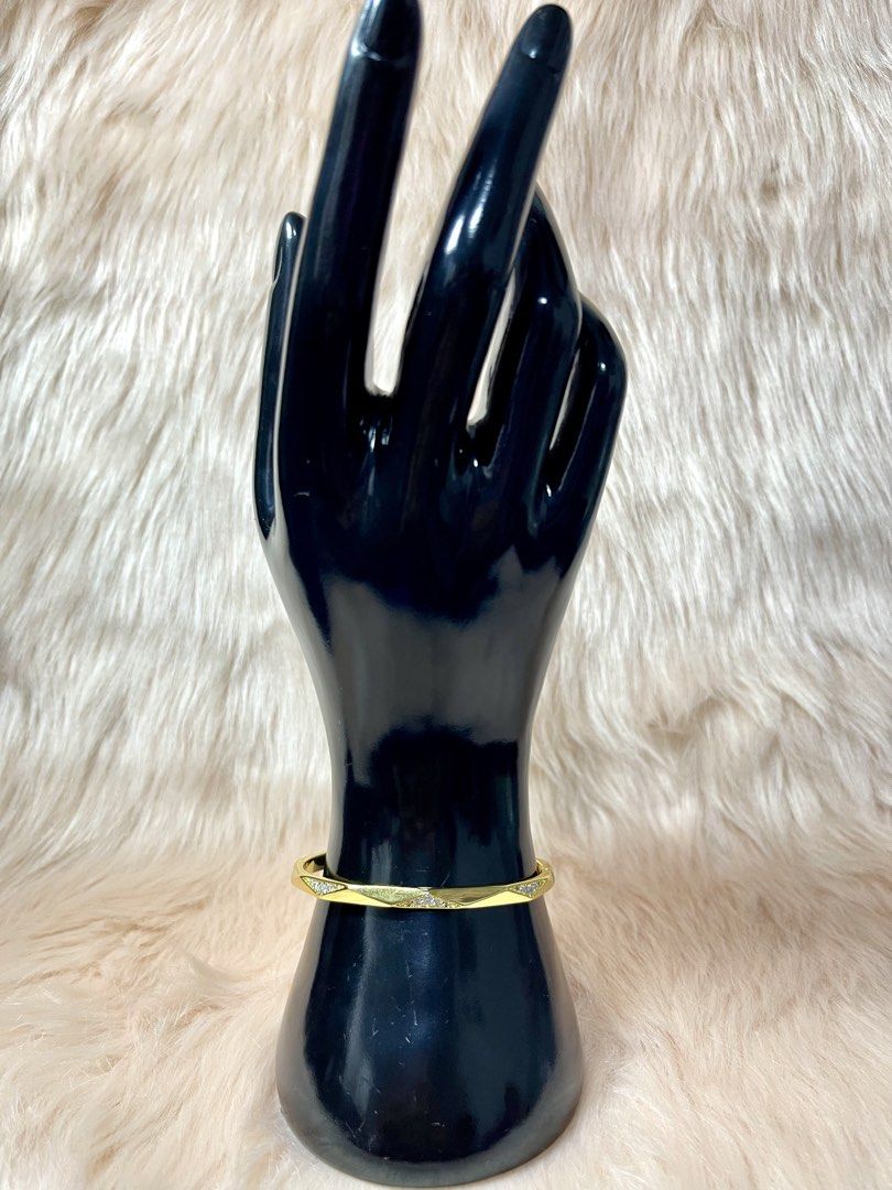 Laurence Graff signature pavé diamond bangle (Category: Bracelets) located in Paranaque City. Submitted by xxrng (Listing ID 1460349015, Image 1). Description: Laurence Graff Signature Pavé Diamond Bangle Gold 16cm 2,100.