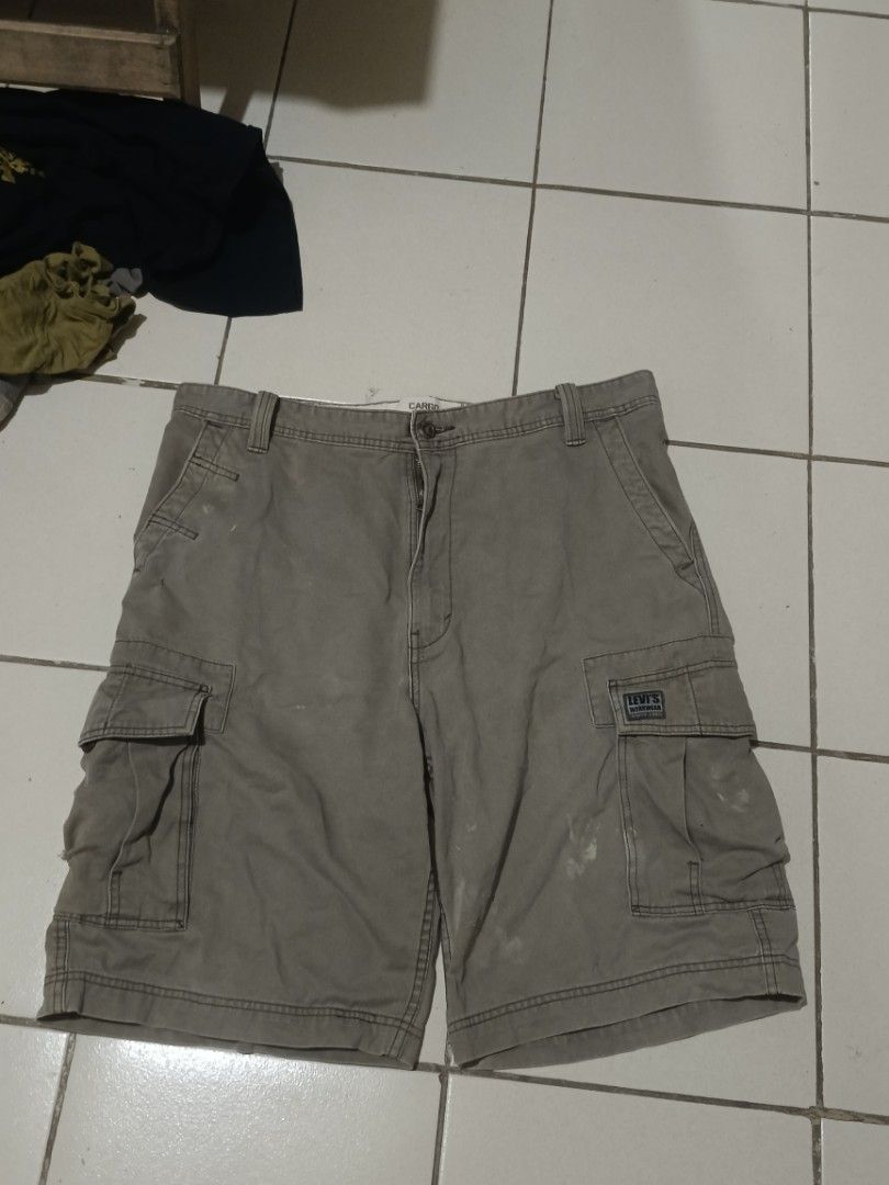 Levi's Cargo Shorts (Category: Shorts) located in Kapatagan. Submitted by corsethrift (Listing ID 1460445906, Image 1). Description: - Authentic Levi's cargo shorts - Classic tan/khaki color - Multiple functional pockets, including signature side cargo pockets - Levi's tab detail on right pocket - Minor marks consistent with normal wear, adding character - Ideal for comfortable and stylish casual outfits.