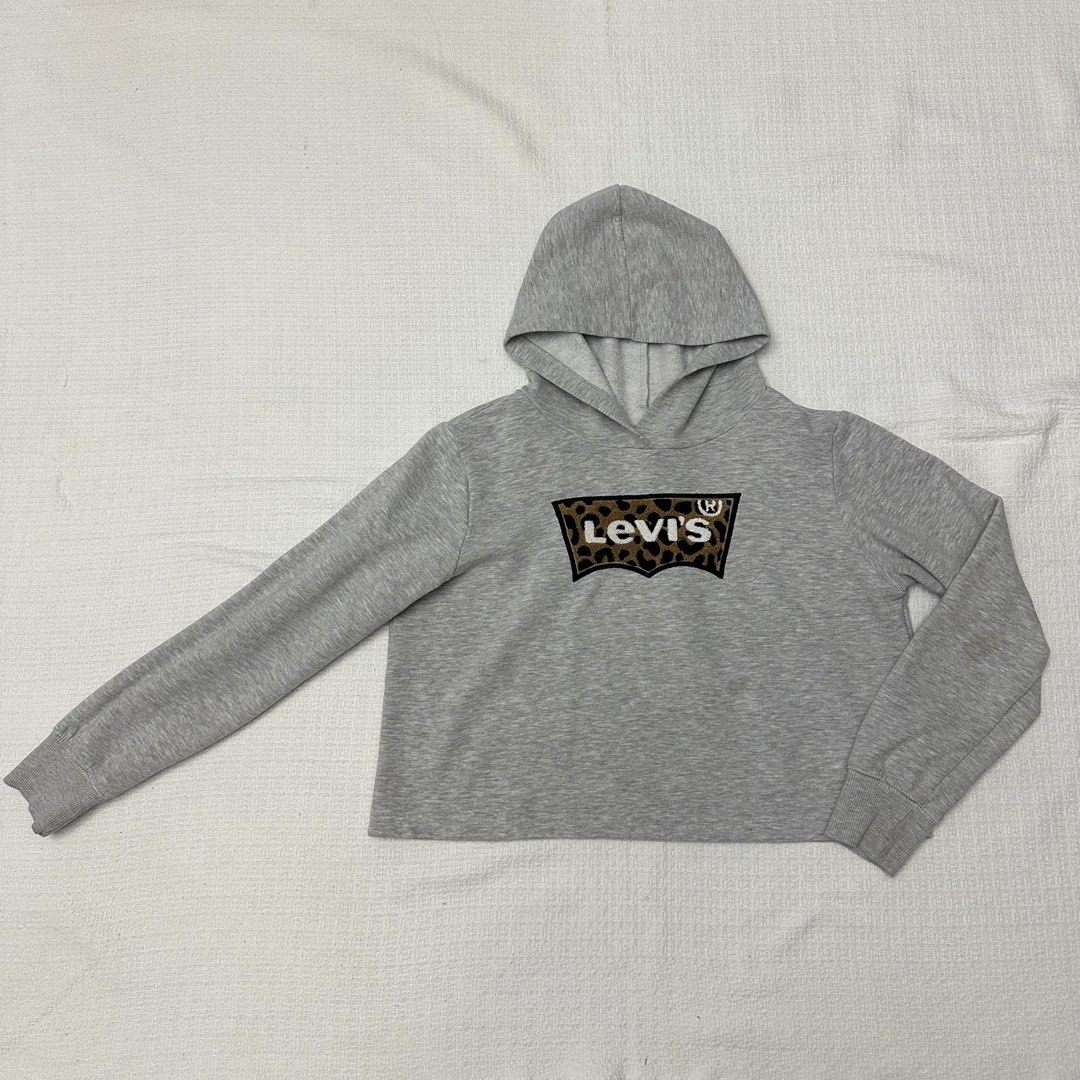 Levi’s Grey Hoodie (Category: Longsleeves) located in Tarlac. Submitted by katc12 (Listing ID 1460386888, Image 3). Description: 🩶 Levi’s Grey Hoodie — ₱150 Cute Levi’s cropped hoodie in heather grey with a statement leopard-print embroidered Levi’s logo on the front. 🐆 • Brand: Levi’s • Size: XL (158–170 cm) • Price: ₱150 • Grey / heather grey • Long sleeves with ribbed cuffs • Cropped fit • Soft fleece lining • Embroidered leopard-print Levi’
