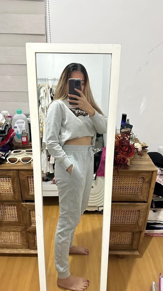 Levi’s Grey Hoodie (Category: Longsleeves) located in Tarlac. Submitted by katc12 (Listing ID 1460386888, Image 2). Description: 🩶 Levi’s Grey Hoodie — ₱150 Cute Levi’s cropped hoodie in heather grey with a statement leopard-print embroidered Levi’s logo on the front. 🐆 • Brand: Levi’s • Size: XL (158–170 cm) • Price: ₱150 • Grey / heather grey • Long sleeves with ribbed cuffs • Cropped fit • Soft fleece lining • Embroidered leopard-print Levi’