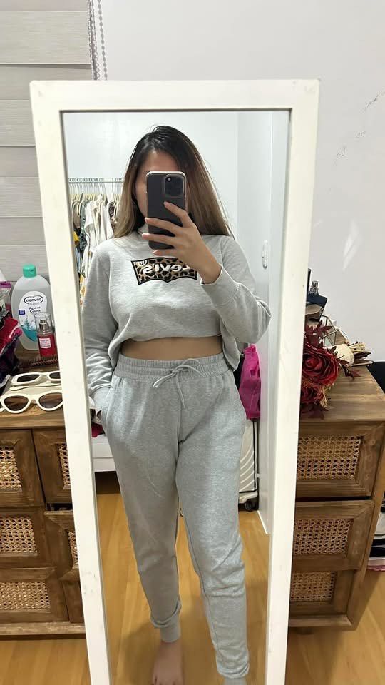 Levi’s Grey Hoodie (Category: Longsleeves) located in Tarlac. Submitted by katc12 (Listing ID 1460386888, Image 1). Description: 🩶 Levi’s Grey Hoodie — ₱150 Cute Levi’s cropped hoodie in heather grey with a statement leopard-print embroidered Levi’s logo on the front. 🐆 • Brand: Levi’s • Size: XL (158–170 cm) • Price: ₱150 • Grey / heather grey • Long sleeves with ribbed cuffs • Cropped fit • Soft fleece lining • Embroidered leopard-print Levi’