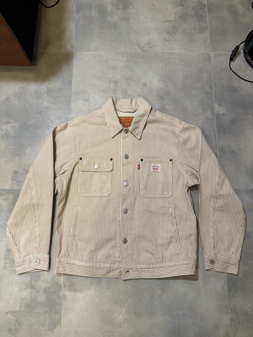 Levi's Trucker Jacket (Category: Coats, Jackets and Outerwear) located in San Fernando. Submitted by passaloadsarisaristore (Listing ID 1460435294, Image 1). Description: Relaxed fit.