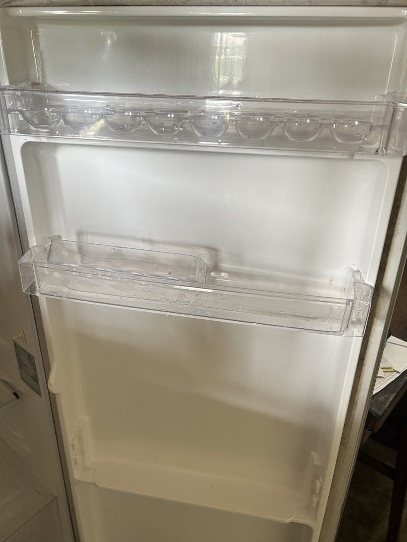 LG Refrigerator (Category: Refrigerators and Freezers) located in Manila. Submitted by decluttr.corner (Listing ID 1460309396, Image 3). Description: For pick-up only. Rfs: need funds. Issue: naremove na yung cover freezer, see photos..
