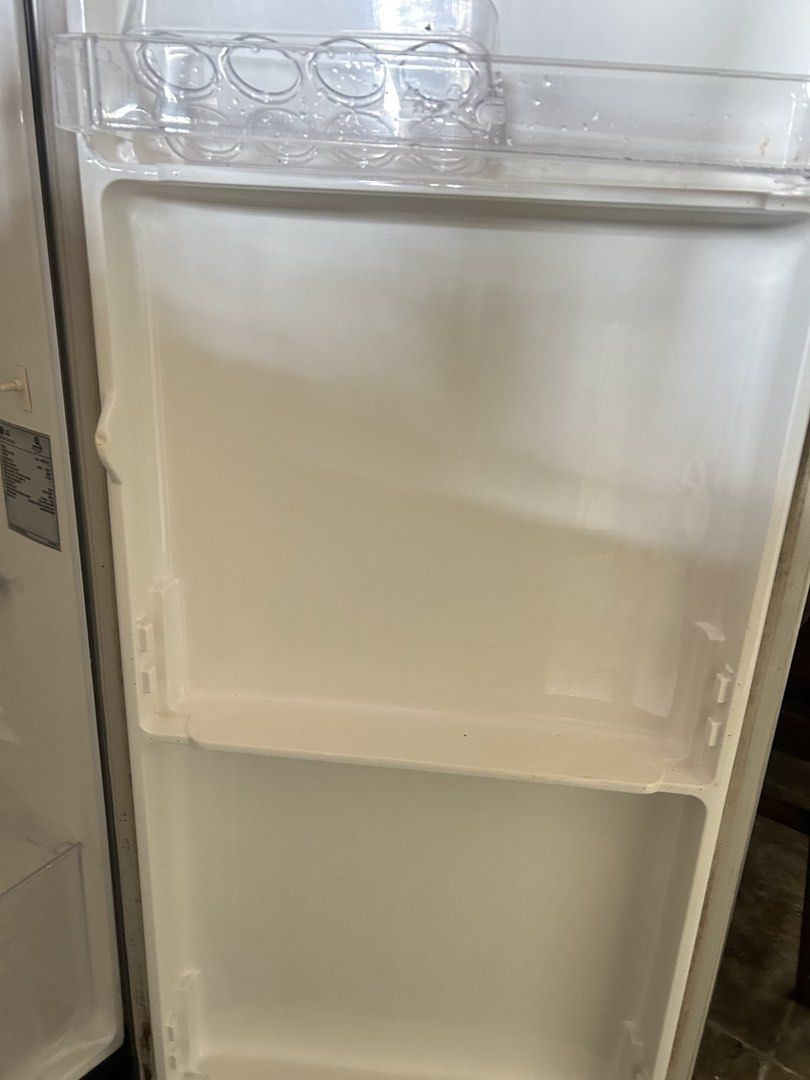 LG Refrigerator (Category: Refrigerators and Freezers) located in Manila. Submitted by decluttr.corner (Listing ID 1460309396, Image 2). Description: For pick-up only. Rfs: need funds. Issue: naremove na yung cover freezer, see photos..