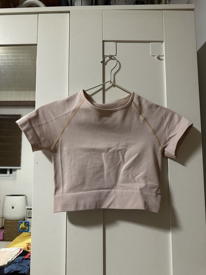 Light Pink Seamless Crop Top (Category: Others Tops) located in Malolos. Submitted by fituccine (Listing ID 1460420549, Image 1). Description: - Light pink short sleeve crop top - Seamless design with ribbed hem - Raglan stitching detail on shoulders - Comfortable and stretchy material - Perfect for workouts or casual wear.