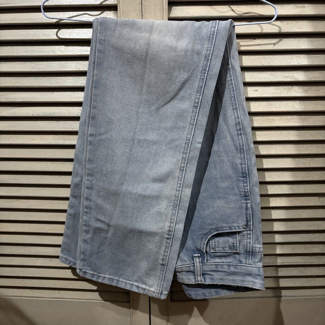 Light Wash Denim Jeans (Category: Jeans) located in Marikina City. Submitted by senandash (Listing ID 1460481374, Image 2). Description: 28”-29” - Classic light wash denim - Button and zip closure - Standard five-pocket design - Straight leg fit - Ideal for everyday wear - Versatile wardrobe staple.