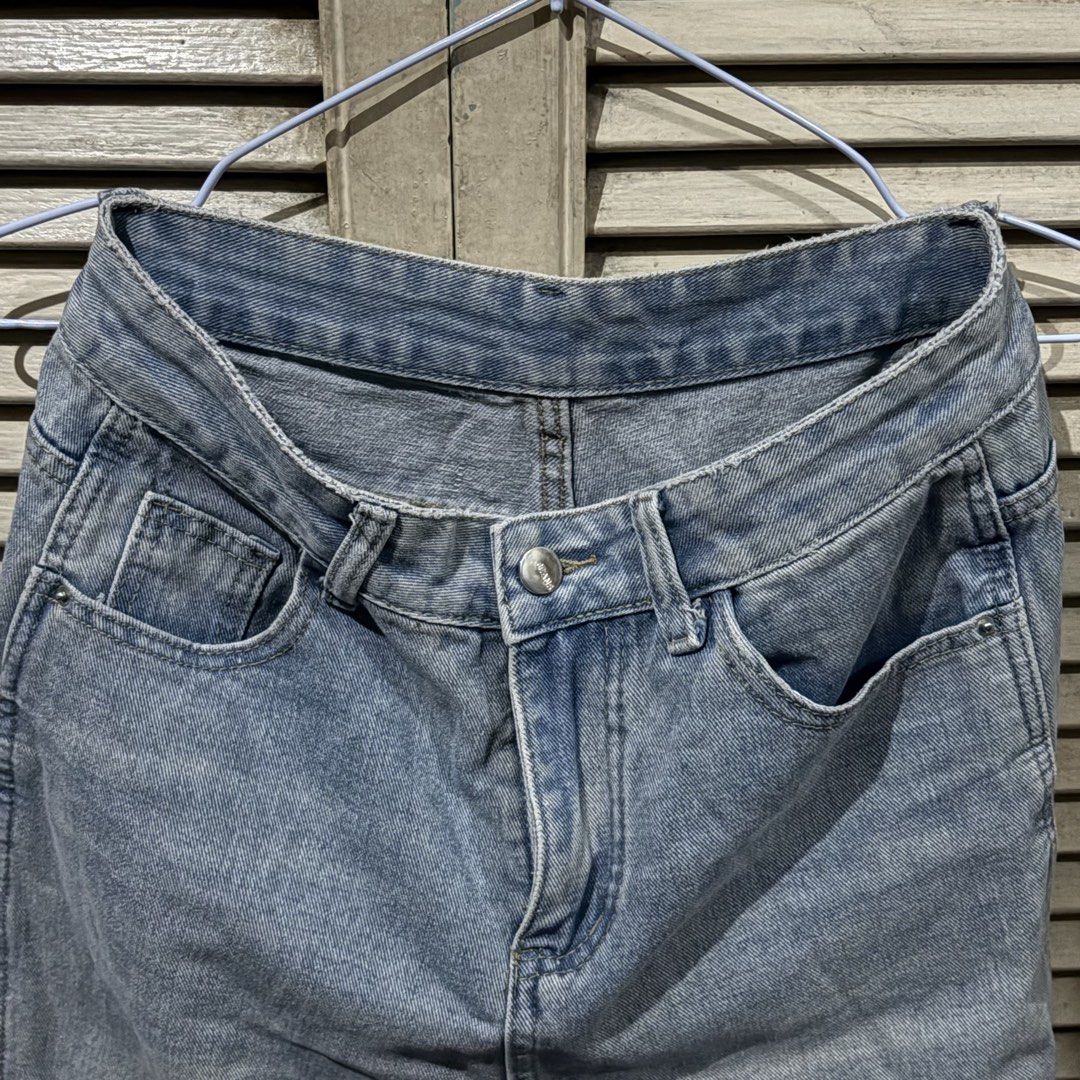 Light Wash Denim Jeans (Category: Jeans) located in Marikina City. Submitted by senandash (Listing ID 1460481374, Image 1). Description: 28”-29” - Classic light wash denim - Button and zip closure - Standard five-pocket design - Straight leg fit - Ideal for everyday wear - Versatile wardrobe staple.