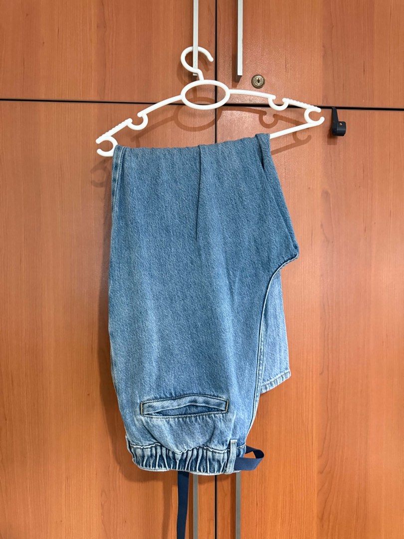 Light Wash Denim Jogger Pants — Size 31 (Category: Jeans) located in Pasay City. Submitted by trisha.janica (Listing ID 1460481953, Image 1). Description: - Light wash denim jeans - Elasticated waistband with drawstring - Size: 31 (175/80A) - Made in China - Casual style, comfortable fit - Ideal for everyday wear.