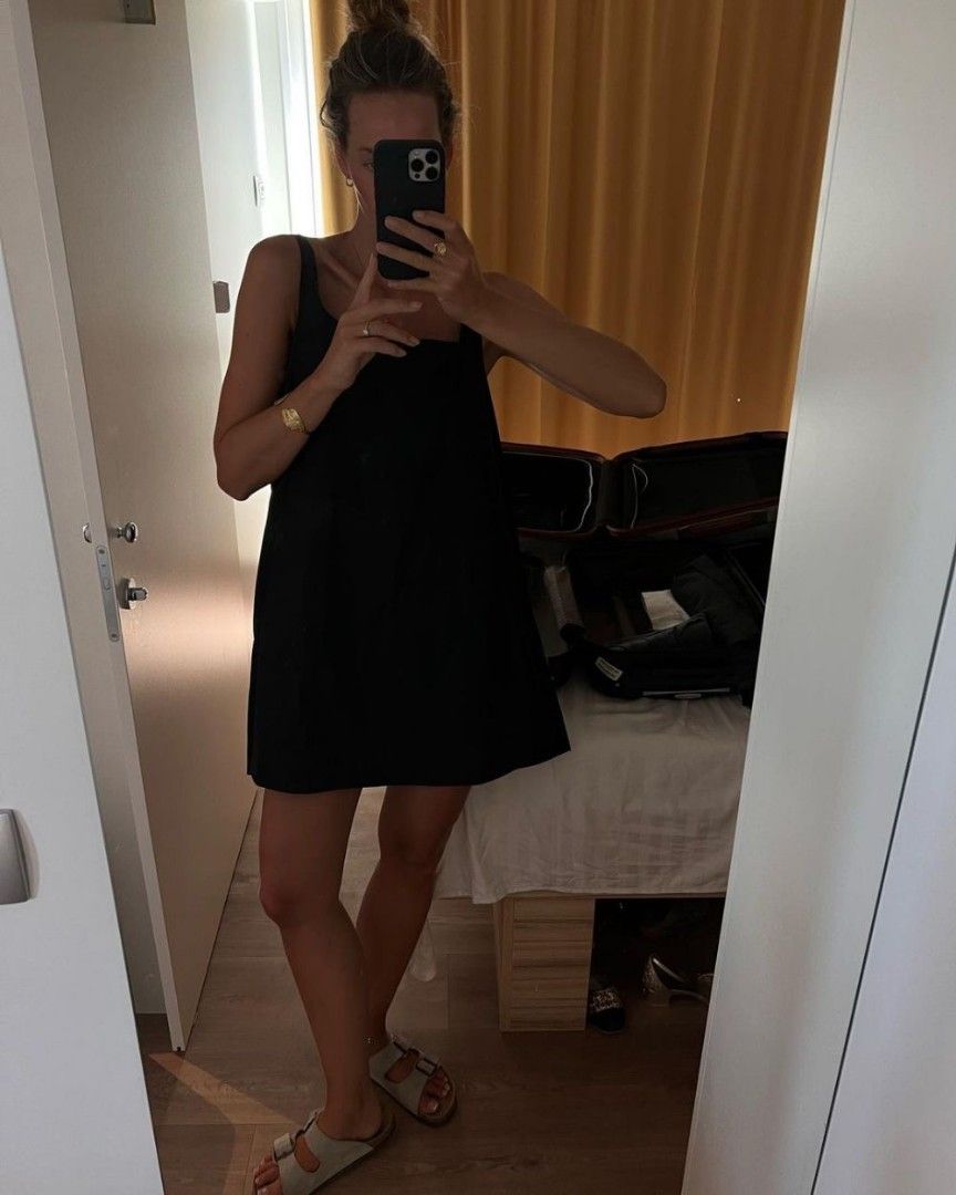 Linen Black Dress (Category: Dresses) located in Manila. Submitted by withlovesam (Listing ID 1460362734, Image 3). Description: so pretty! thick and comfy to wear.