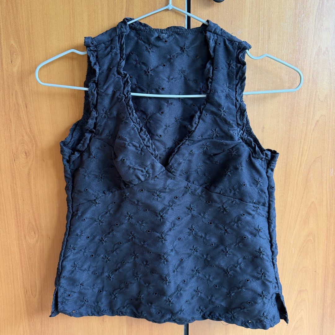 Linen Top (Category: Sleeveless) located in Mandaue City. Submitted by gudlyfff (Listing ID 1460360921, Image 1). Description: Fits xs-s Super nice!!.