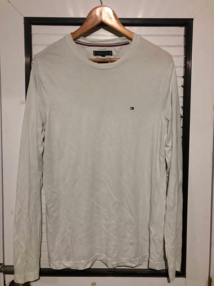 Long Sleeve Tommy Hilfiger (Category: Longsleeves) located in Manila. Submitted by thriftyah_23 (Listing ID 1460426700, Image 1). Description: off-white Tommy Hilfiger long-sleeve crew-neck t-shirt 29'20.