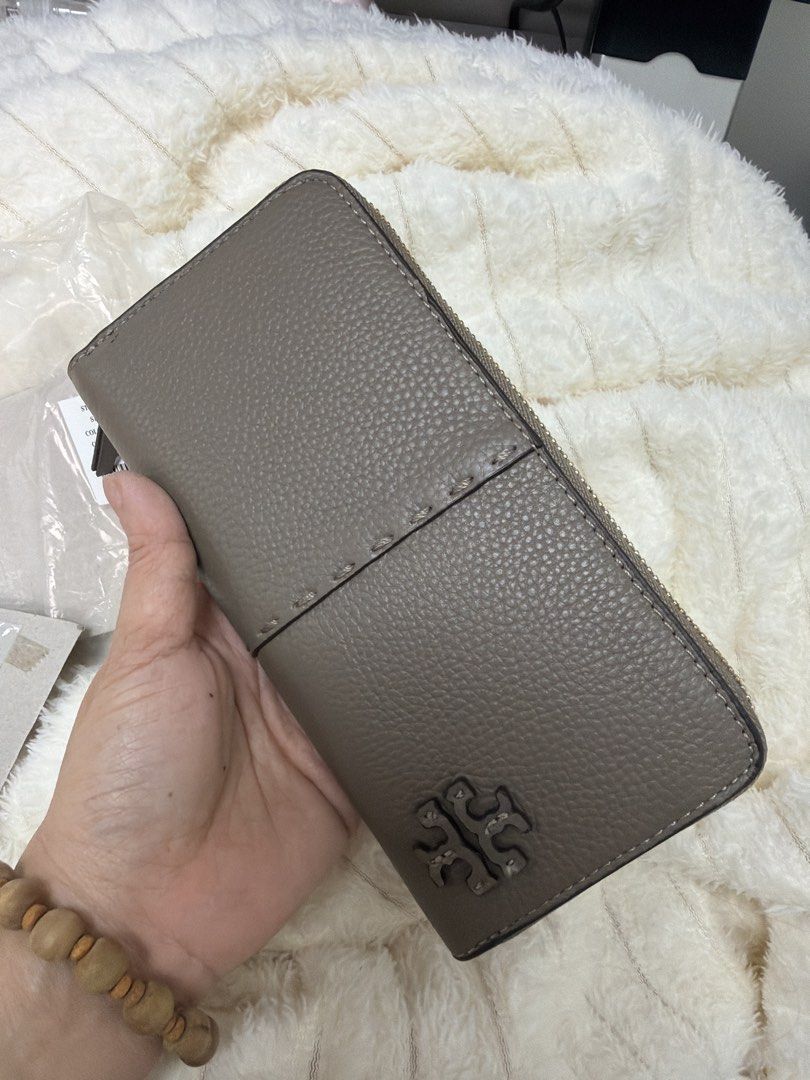 Long Wallet (Category: Wallets & Card holders) located in Quezon City. Submitted by cassietheokobe (Listing ID 1460317451, Image 2). Description: DECLUTTERING SALE 👜👛✨ Letting go of some of my bags and wallets! Most are slightly used, while some are brand new/never used. Just a heads-up: some items are Vietnam-made, and I cannot guarantee that all pieces are authentic, so please buy with this in mind. I’d rather be transparent than make claims 