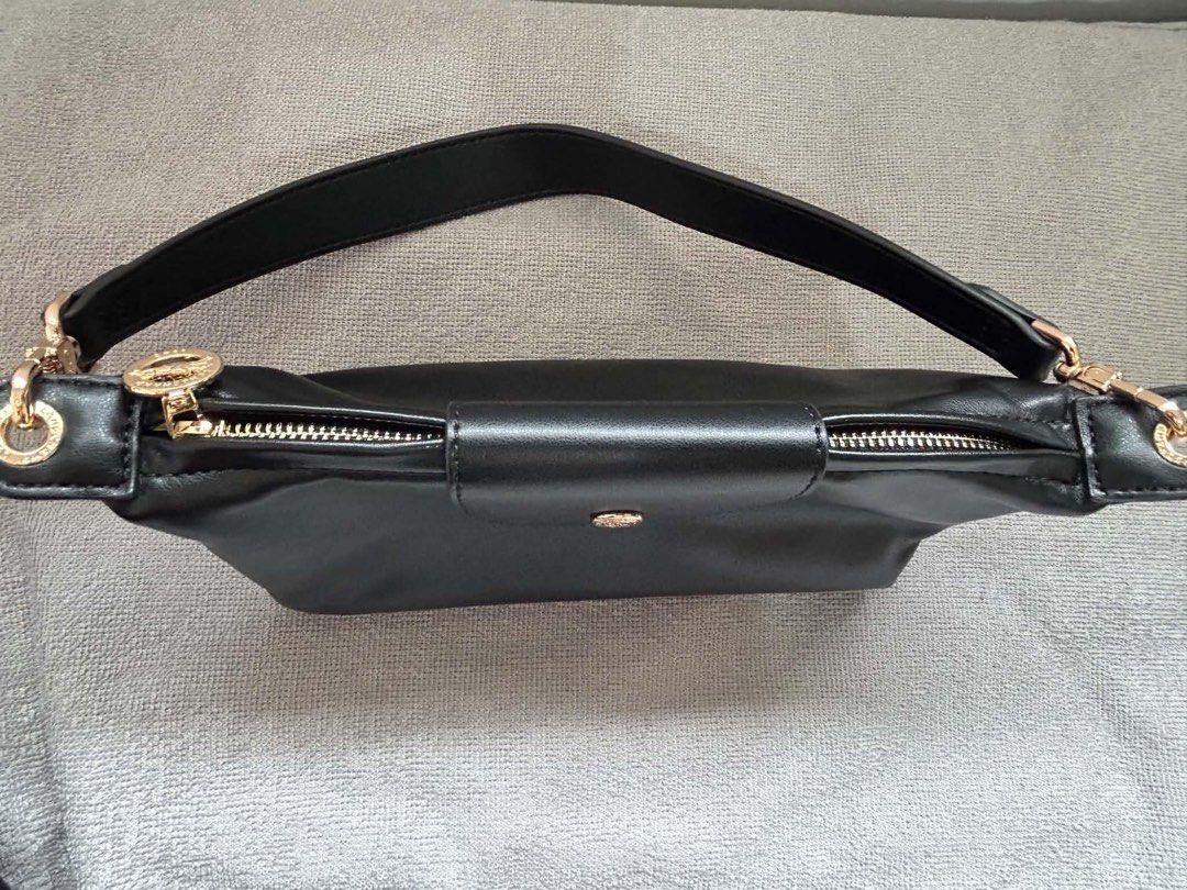 Longchamp Black Bag (Category: Luxury Bags & Wallets) located in Imus. Submitted by justinelouis (Listing ID 1460341071, Image 2). Description: Location: Imus, Cavite.