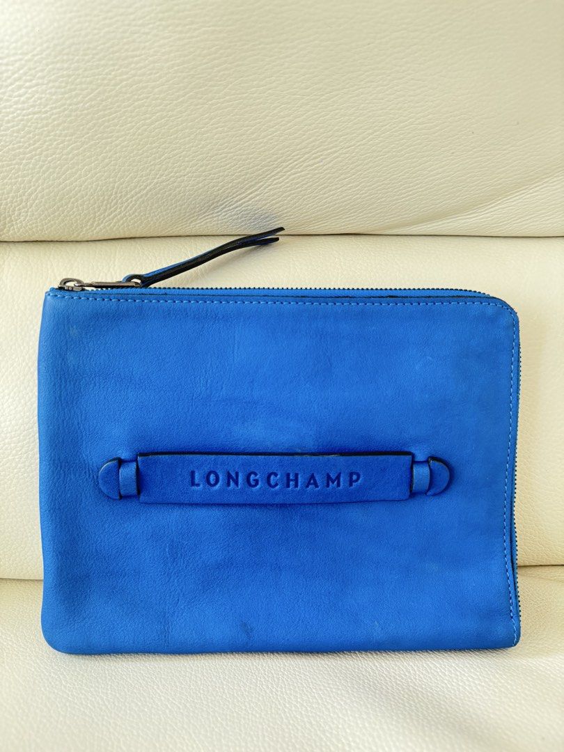 Longchamp leather clutch pouch （分類：手袋及銀包）位於 Hong Kong。 由 blue_hibiscus 提交（商品編號 1460479064，圖片 2）。簡介： Blue Longchamp clutch for women. Comes with dust bag. Crafted in leather. Hardware in excellent condition. Some slight stains on exterior as shown in photos. Clean interior. 18 x 23cm. 。