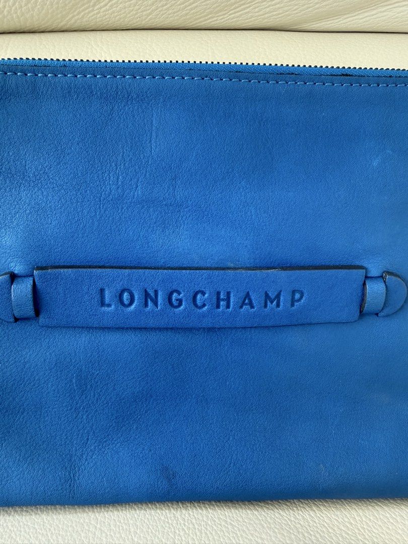 Longchamp leather clutch pouch （分類：手袋及銀包）位於 Hong Kong。 由 blue_hibiscus 提交（商品編號 1460479064，圖片 3）。簡介： Blue Longchamp clutch for women. Comes with dust bag. Crafted in leather. Hardware in excellent condition. Some slight stains on exterior as shown in photos. Clean interior. 18 x 23cm. 。