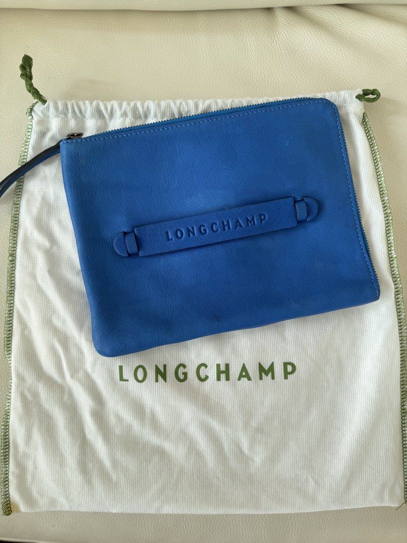 Longchamp leather clutch pouch （分類：手袋及銀包）位於 Hong Kong。 由 blue_hibiscus 提交（商品編號 1460479064，圖片 1）。簡介： Blue Longchamp clutch for women. Comes with dust bag. Crafted in leather. Hardware in excellent condition. Some slight stains on exterior as shown in photos. Clean interior. 18 x 23cm. 。