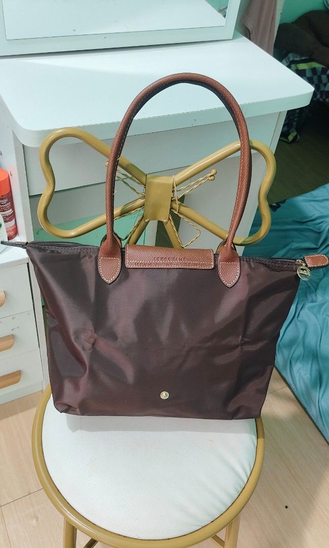 Longchmp (Category: Tote Bags) located in Caloocan City. Submitted by casseyann26-05661 (Listing ID 1460493110, Image 3). Description: Choco brown longchmp no issue no rubs no bubble's.