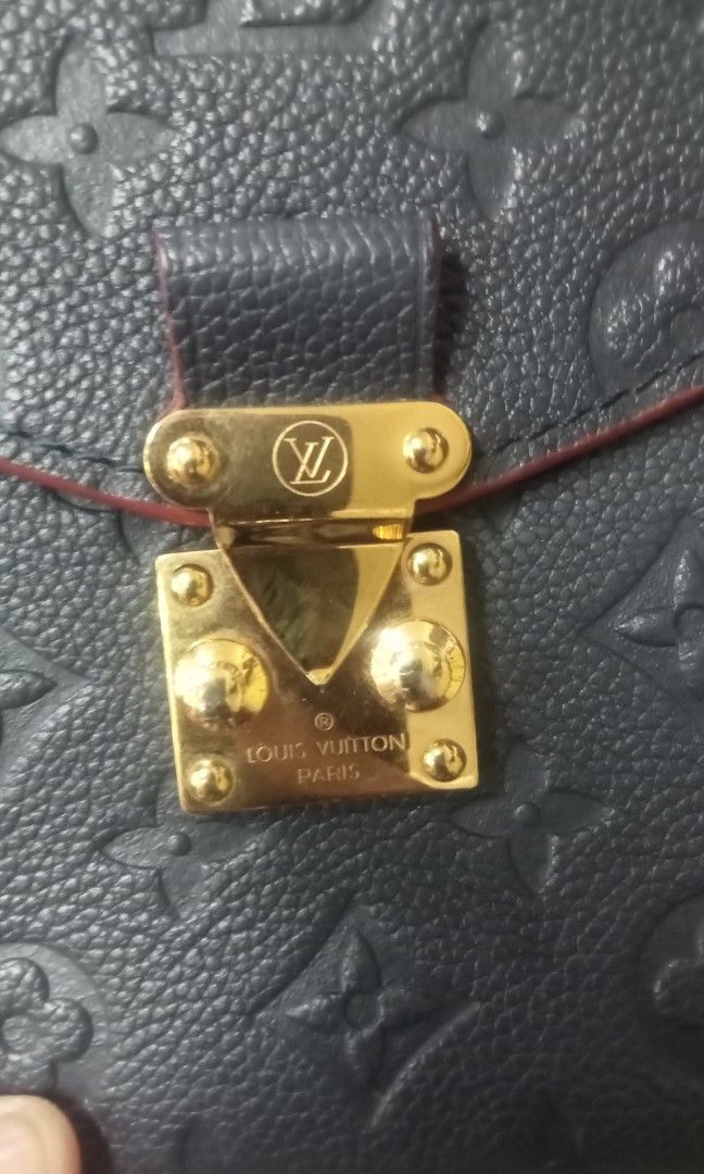 Louis Vuitton (Category: Luxury Bags & Wallets) located in Naga. Submitted by aboy1234245 (Listing ID 1460404680, Image 3). Description: Louis Vuitton Excellent may onting crack lang sa may rubber lining.