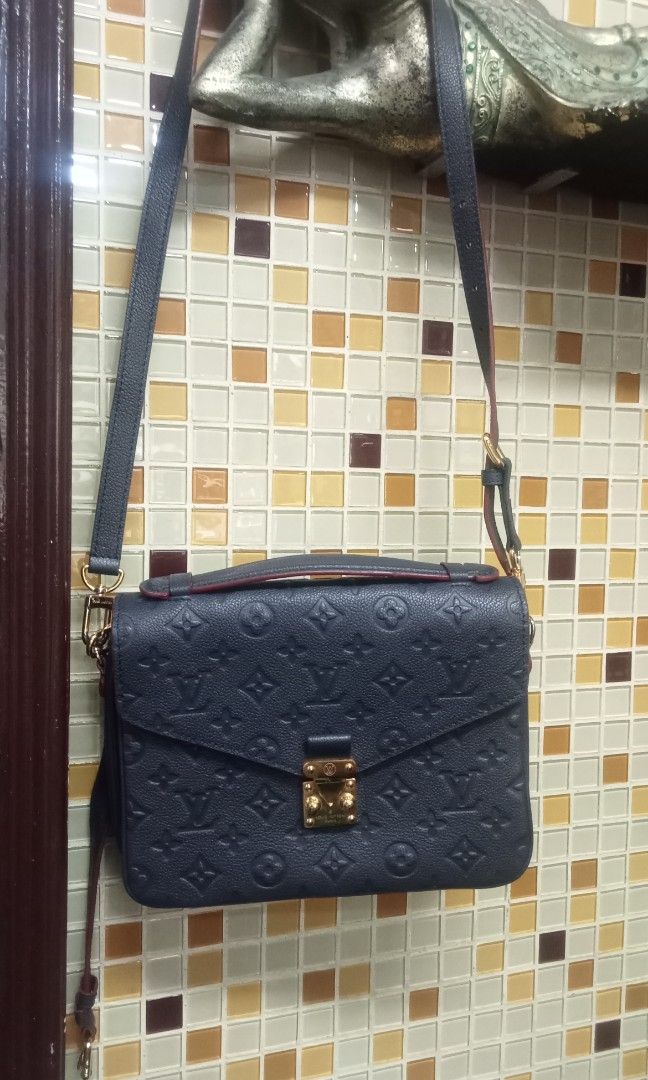 Louis Vuitton (Category: Luxury Bags & Wallets) located in Naga. Submitted by aboy1234245 (Listing ID 1460404680, Image 1). Description: Louis Vuitton Excellent may onting crack lang sa may rubber lining.