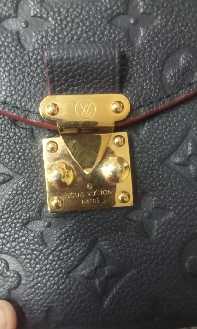 Louis Vuitton (Category: Luxury Bags & Wallets) located in Naga. Submitted by aboy1234245 (Listing ID 1460404680, Image 2). Description: Louis Vuitton Excellent may onting crack lang sa may rubber lining.