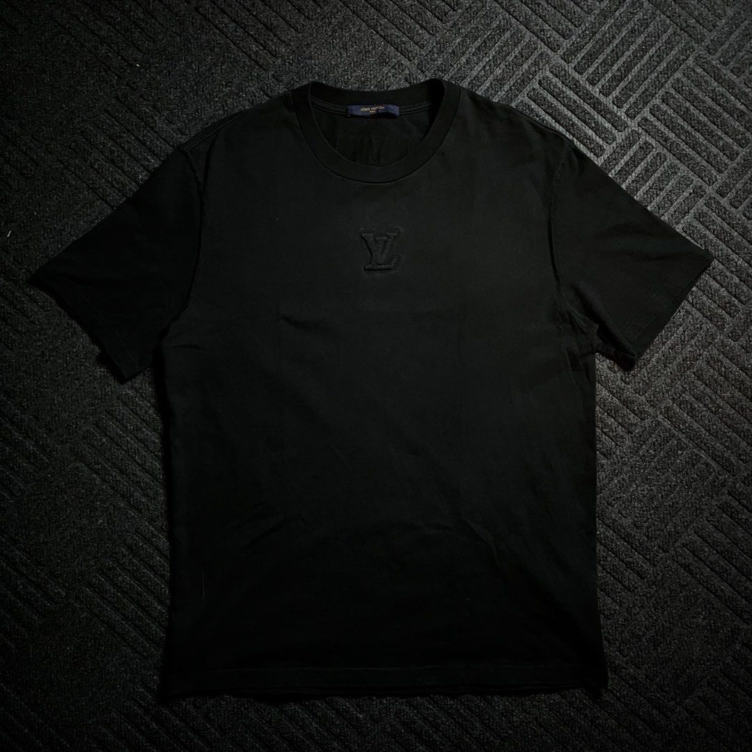 Louis Vuitton Embossed LV Tee (Category: Tshirts & Polo Shirts ) located in Davao. Submitted by archived.status (Listing ID 1460481691, Image 2). Description: COLOR MAY VARY DUE TO LIGHTING‼️ Condition: 9.5/10 Color rate: 9.5/10 Issue: N/A Size Large best fit Width 22 Length 30.