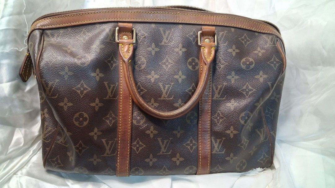 Louis Vuitton Monogram Keepall 55 Duffle Bag (Category: Luxury Bags & Wallets) located in Taguig. Submitted by divine_kitty (Listing ID 1460497931, Image 1). Description: - Classic Louis Vuitton Keepall 55 - Monogram canvas with vachetta leather trim - Zipper closure - Handles have creasing and wear - Ideal travel bag - Approximate dimensions: 21.7" x 12.2" x 9.4".