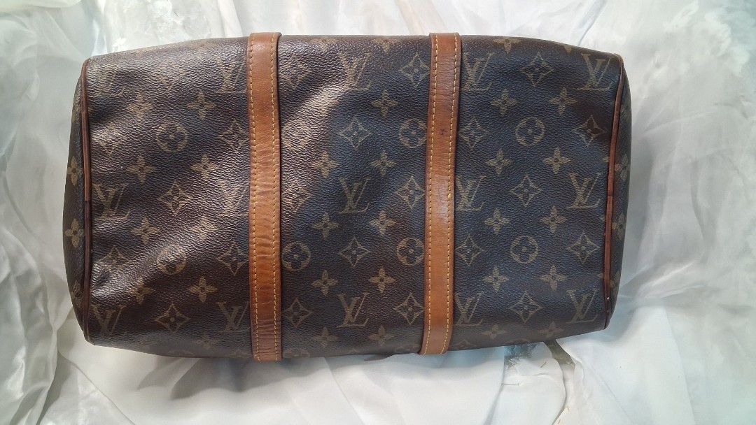 Louis Vuitton Monogram Keepall 55 Duffle Bag (Category: Luxury Bags & Wallets) located in Taguig. Submitted by divine_kitty (Listing ID 1460497931, Image 2). Description: - Classic Louis Vuitton Keepall 55 - Monogram canvas with vachetta leather trim - Zipper closure - Handles have creasing and wear - Ideal travel bag - Approximate dimensions: 21.7" x 12.2" x 9.4".