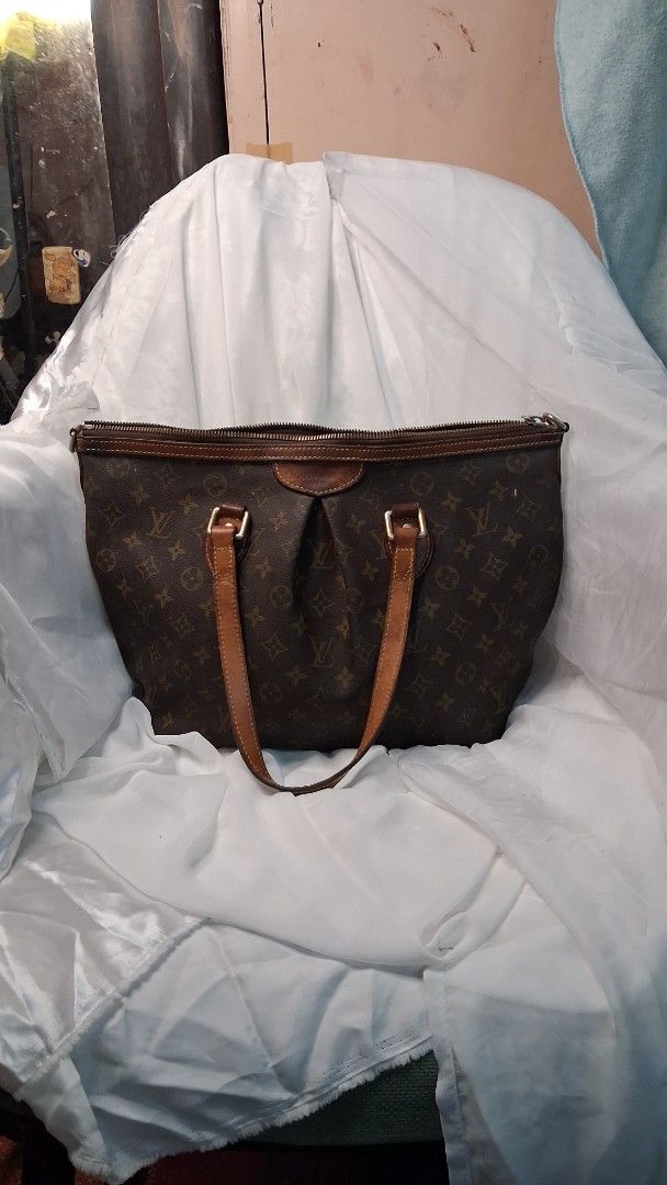 Louis Vuitton Monogram Speedy Bag (Category: Luxury Bags & Wallets) located in Taguig. Submitted by divine_kitty (Listing ID 1460498540, Image 3). Description: - Classic Louis Vuitton Speedy bag - Monogram canvas with leather trim and handles - Secure zipper closure - Interior pocket for essentials - Ideal everyday bag.