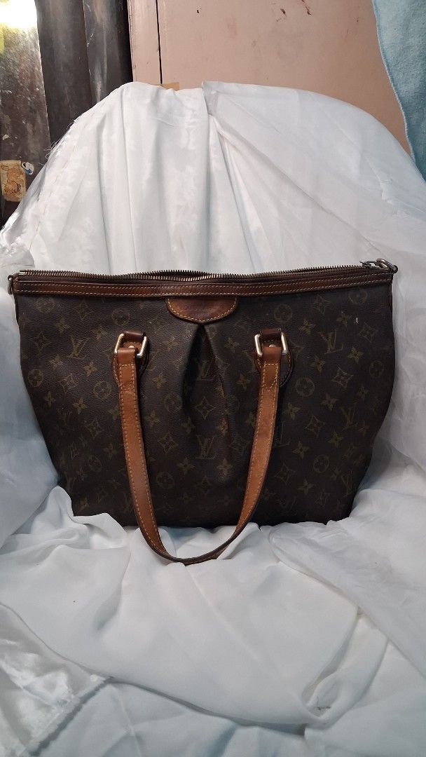 Louis Vuitton Monogram Speedy Bag (Category: Luxury Bags & Wallets) located in Taguig. Submitted by divine_kitty (Listing ID 1460498540, Image 2). Description: - Classic Louis Vuitton Speedy bag - Monogram canvas with leather trim and handles - Secure zipper closure - Interior pocket for essentials - Ideal everyday bag.