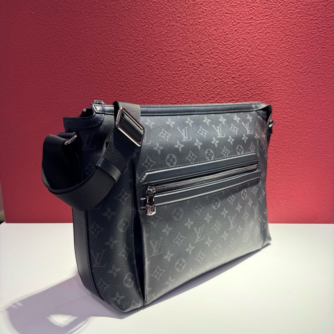 Louis Vuitton Odyssey Eclipse Messenger Bag （分類：手袋及銀包）位於 Hong Kong。 由 tomeboutique 提交（商品編號 1460338483，圖片 2）。簡介： LV Odyssey奥德赛经典老花黑武士邮差包，单肩斜挎包，黑色灰色調，好有型。前面有拉鏈袋，主袋空間都幾大。斜孭帶可以調較長度。日常用一流，放銀包電話一流。。