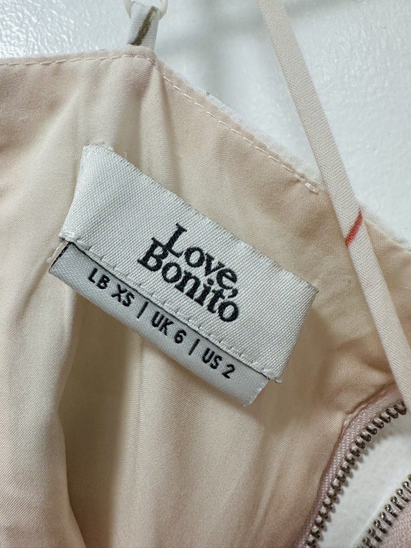 Love Bonito Floral Top (Category: Sleeveless) located in Paranaque City. Submitted by kokoclosets (Listing ID 1460469109, Image 3). Description: Only worn twice! Has a zipper defect (see picture) Won’t zip up properly but maybe you can fix it😉.