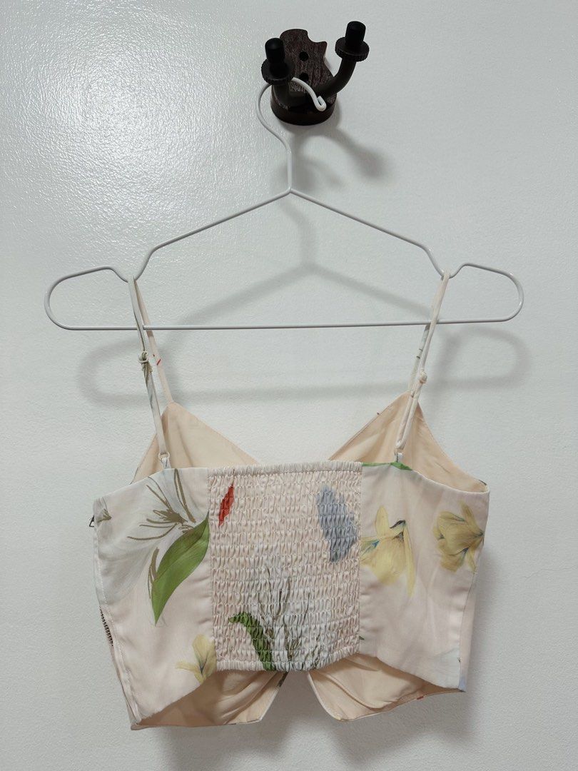 Love Bonito Floral Top (Category: Sleeveless) located in Paranaque City. Submitted by kokoclosets (Listing ID 1460469109, Image 2). Description: Only worn twice! Has a zipper defect (see picture) Won’t zip up properly but maybe you can fix it😉.