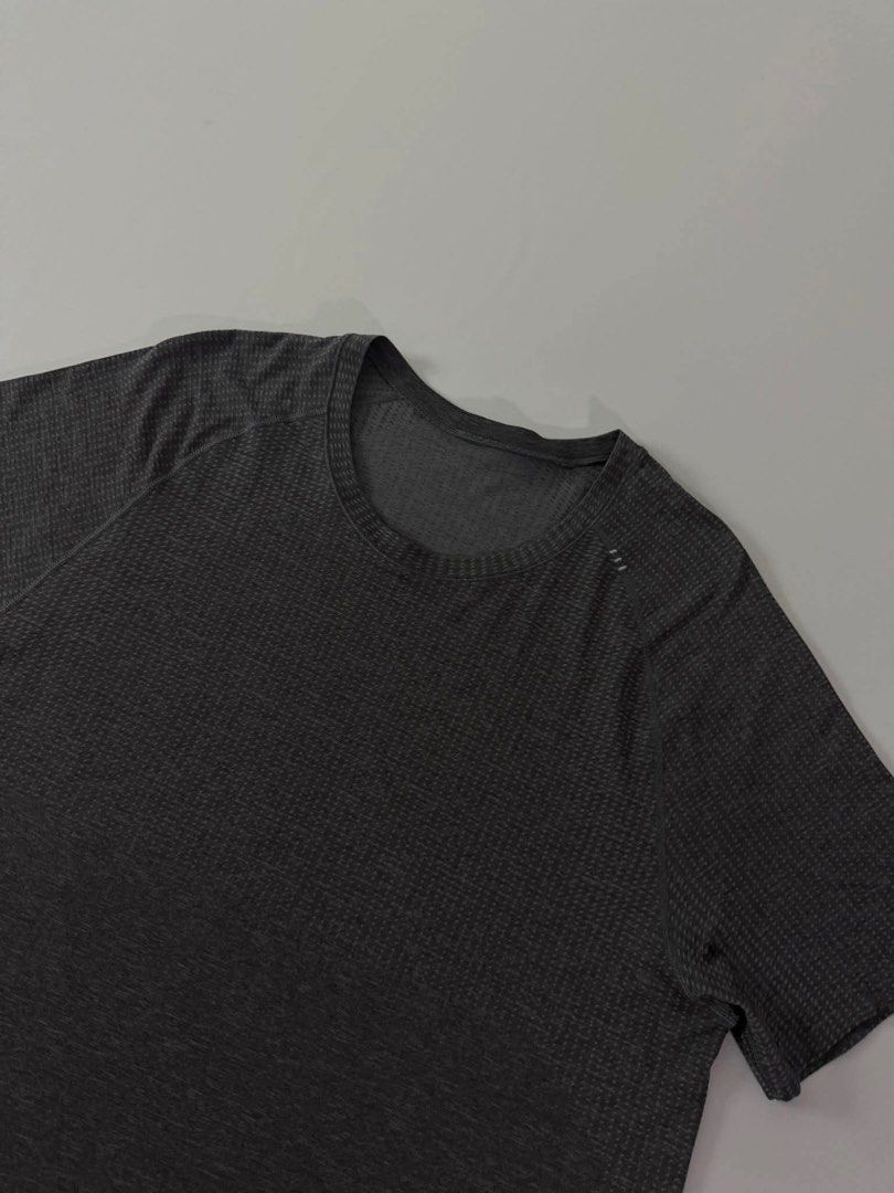 LULULEMON (Category: Activewear) located in Guagua. Submitted by sweetboyy (Listing ID 1460458222, Image 3). Description: LULULEMON EXCELLENT CONDITION / NO ISSUE SIZE MEDIUM ON TAG / DIMES L27 W20.