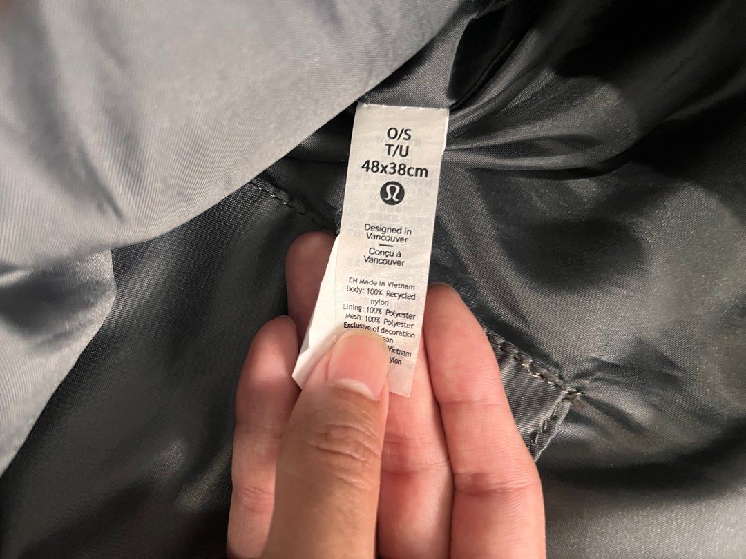 Lululemon Bag Grey (Category: Shoulder Bags) located in Makati City. Submitted by pedro0103 (Listing ID 1460405889, Image 3). Description: For declutter - Grey Lululemon tote bag - Ideal for everyday use - Condition: Small mark on the front (refer to the last photo for details).