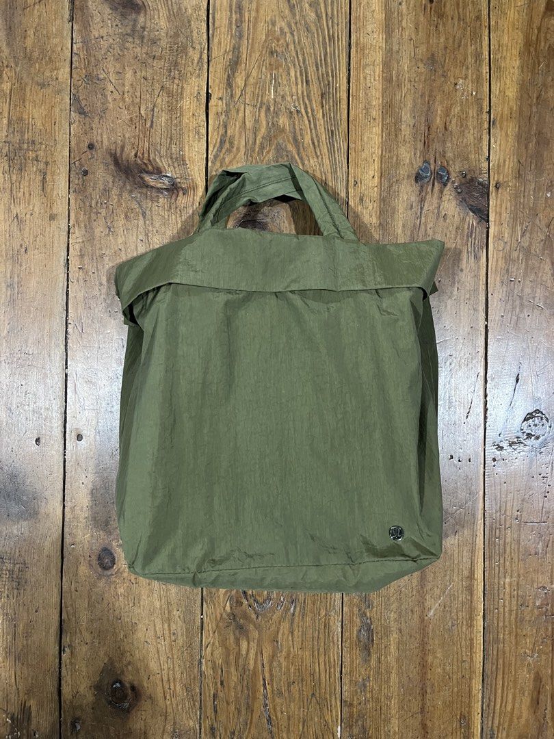 Lululemon On My Level Tote Bag 20L (Category: Tote Bags) located in Baguio. Submitted by fishy___fish (Listing ID 1460482686, Image 1). Description: Lululemon On My Level Tote Bag 20L Width: 14” Length: 12” Base: 9.5” No issues.