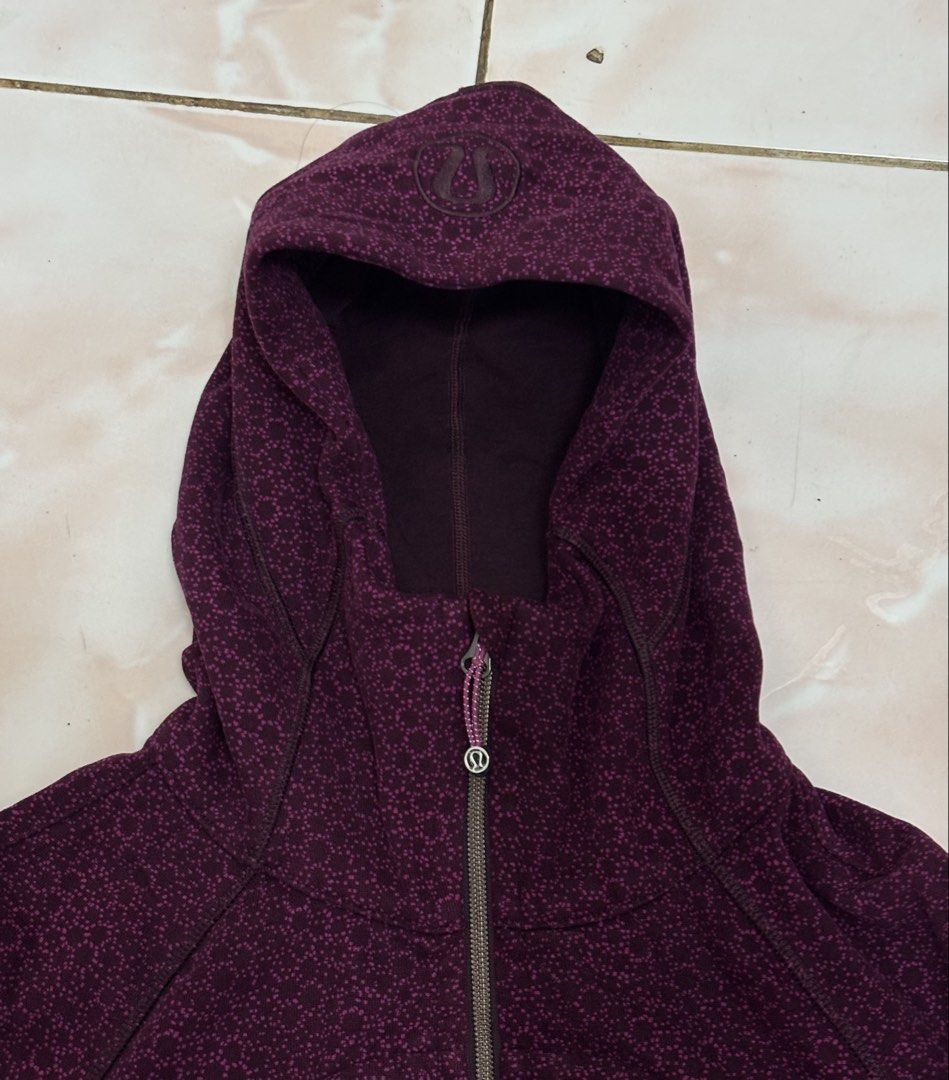 Lululemon scuba (Category: Coats, Jackets and Outerwear) located in San Fernando. Submitted by jyyyshytt (Listing ID 1460416358, Image 2). Description: Excellent condition No issue Color rate:9.8/10 Dimensions:W17 L24 .